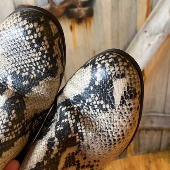 SO Snakeskin Zip Heeled Ankle Boots - Picture 3 of 8